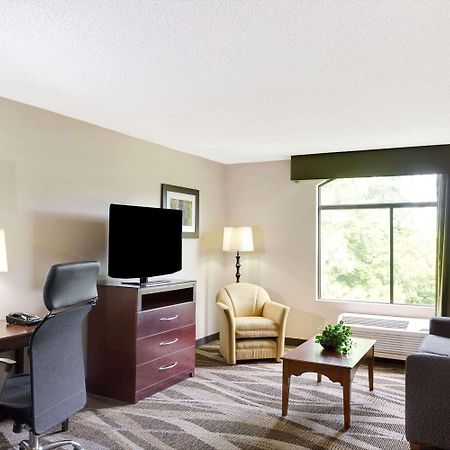 Wingate By Wyndham Raleigh Durham / Airport Hotel Exterior foto